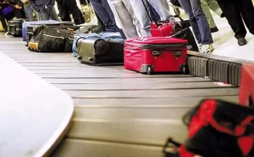 下飛機后是先領托運行李還是先碰到接機的人