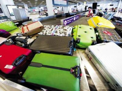 為何下了飛機之后，托運的行李箱都不撕標簽？過來人告訴你行李托運的奧秘